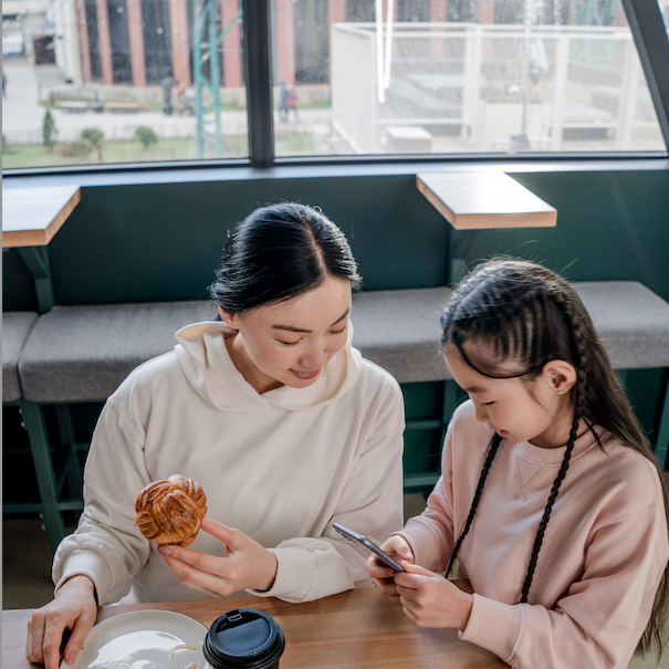 Family-waiting-board-cafeteria-mobile-rs